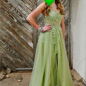 Elegant Green Lace Prom dress